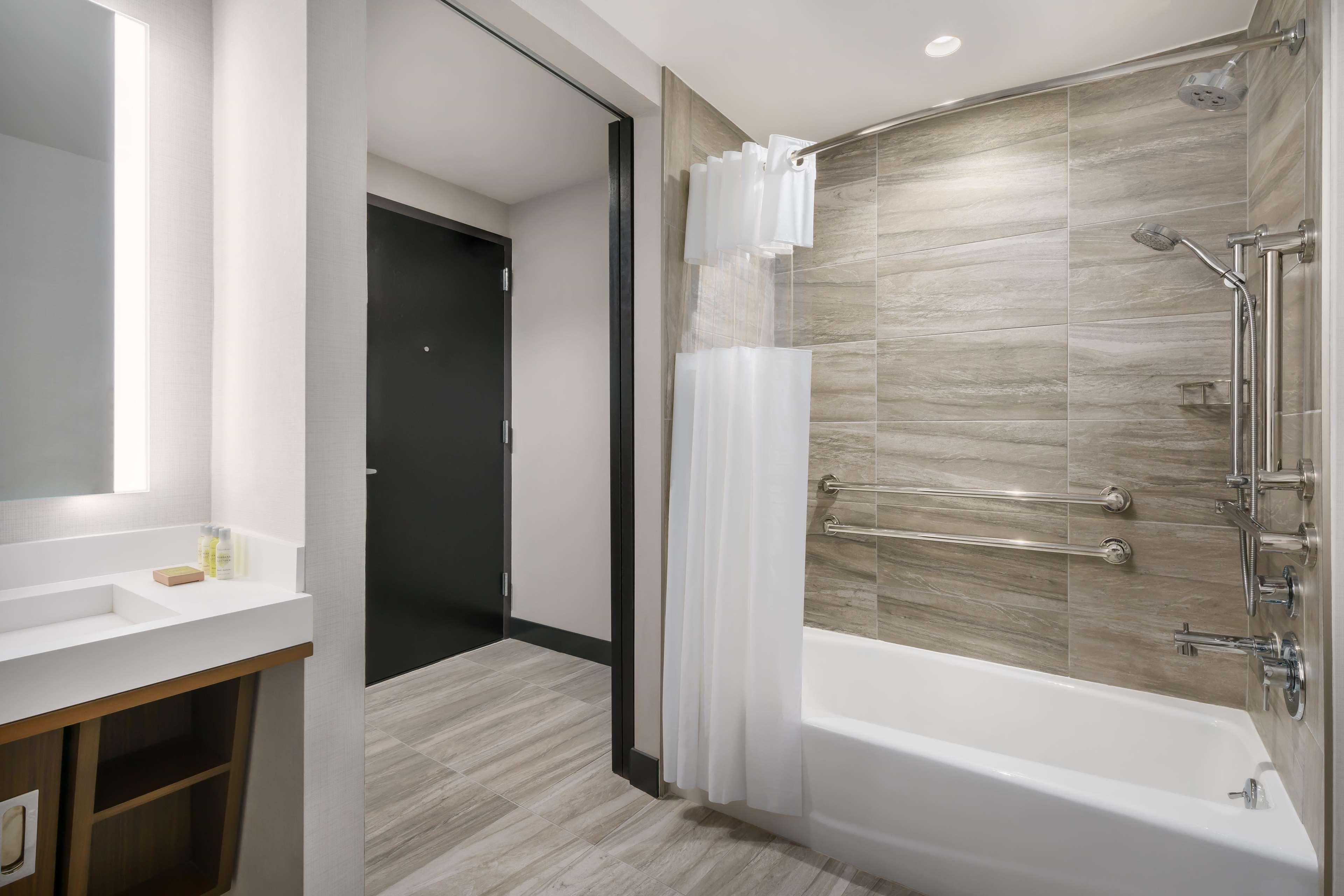 Hotel Doubletree By Hilton New York Times Square South Exterior foto